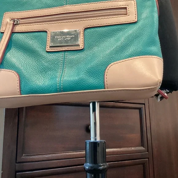 Tignanello Crossbody leather bag with card slots and zippered compartments. - Picture 11 of 14